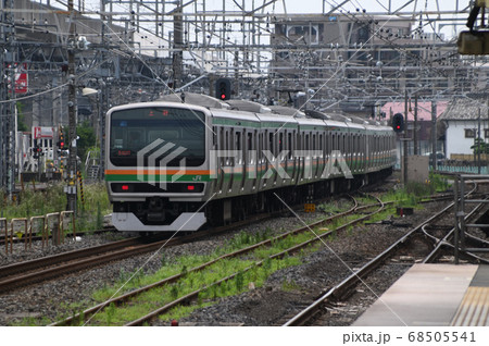郊外ターミナルを出発する中距離通勤電車 68505541