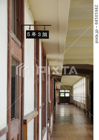 小学校の廊下 68505982