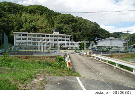 【廃校】旧岡山市立高田小学校　真夏の風景　東側より撮影　岡山県岡山市北区 68506835