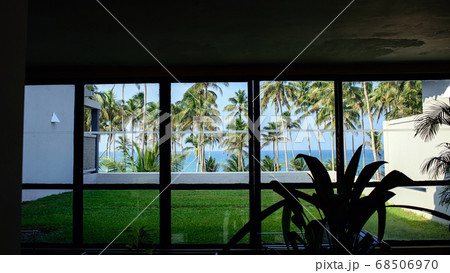 テラスから望むインド洋　スリランカ 68506970