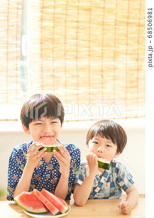 スイカを食べる男の子の写真素材 [68506981] - PIXTA