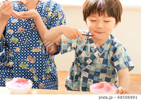 かき氷を食べる男の子 かき氷を食べる男の子 68506991