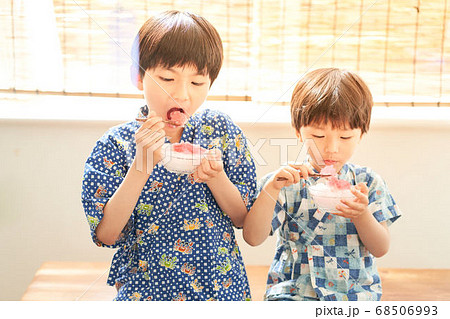 かき氷を食べる男の子 かき氷を食べる男の子 68506993