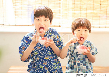 かき氷を食べる男の子 68506994
