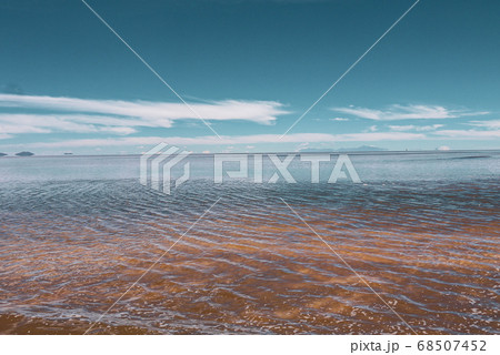 Endless landscapes with reflection like mirror of sky in Salar de Uyuni, Bolivia Endless landscapes with reflection like mirror of sky in Salar de Uyuni, Bolivia 68507452