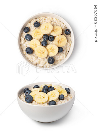 prepared oatmeal with berries 68507664