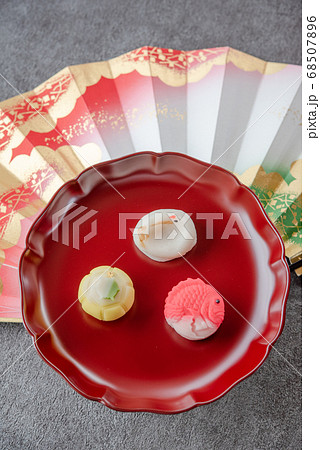 扇子の上に乗った敬老の日 3つの上生菓子セット 鶴 亀 鯛の写真素材