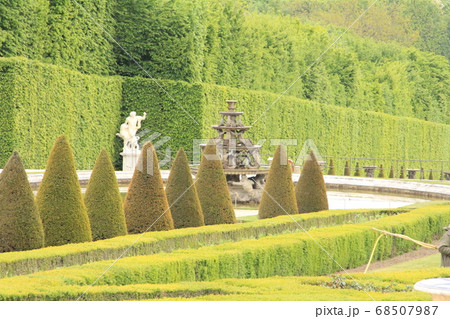 ベルサイユ宮殿の庭の一角の写真素材