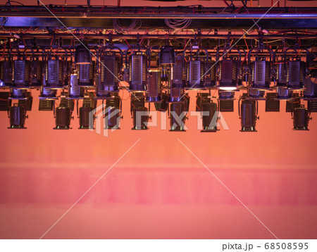 Spotlights panels are installed on the ceiling of the concert hall. 68508595