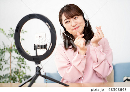 笑顔でライブ配信する若い女性のYouTuber 笑顔でライブ配信する若い女性のYouTuber 68508643