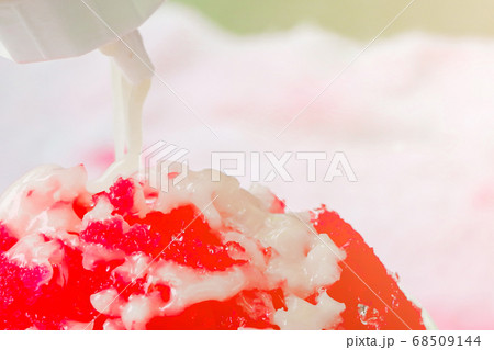 Shaved ice that is wearing milk, popular to eat in 68509144