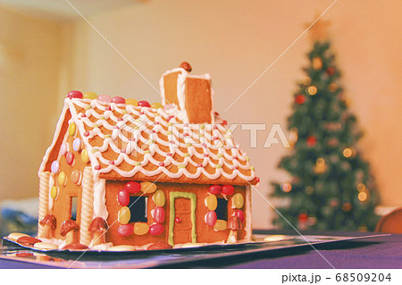 gingerbread house and christmas tree 68509204