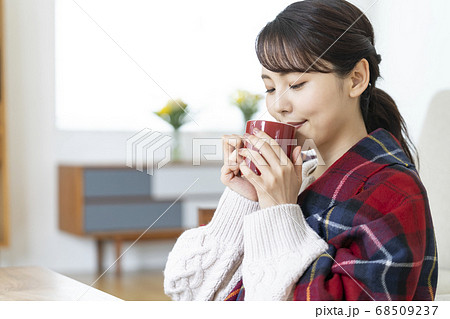 マグカップを持つ若い女性 68509237