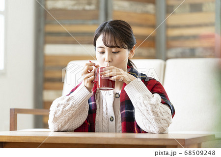 マグカップを持つ若い女性 68509248
