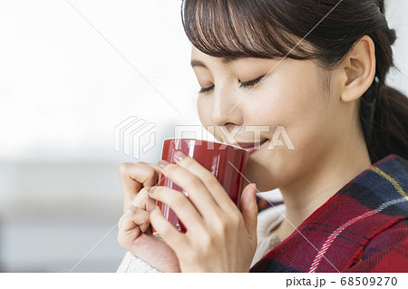 マグカップを持つ若い女性 マグカップを持つ若い女性 68509270