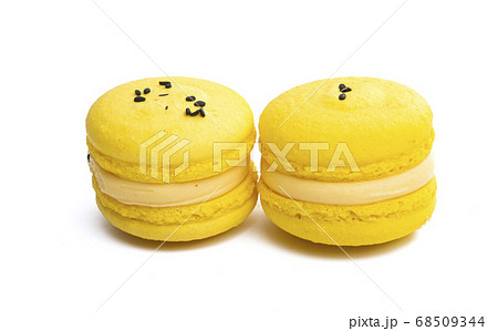 macaroon isolated 68509344