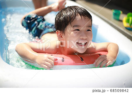 ビニールプールで遊ぶ男の子 68509842