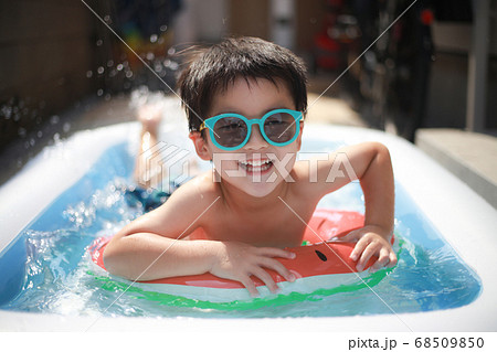 ビニールプールで遊ぶ男の子 68509850