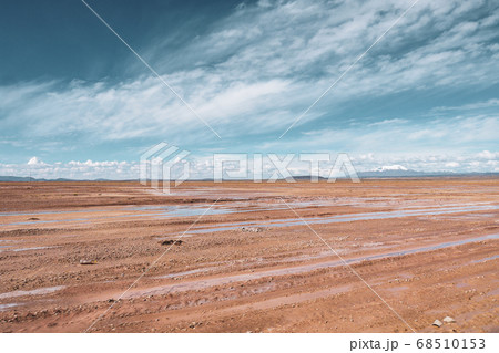 Endless landscapes with reflection like mirror of sky in Salar de Uyuni, Bolivia 68510153