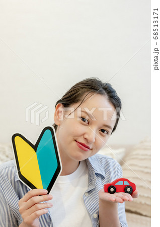 交通安全を訴える若い女性 交通安全を訴える若い女性 68513171