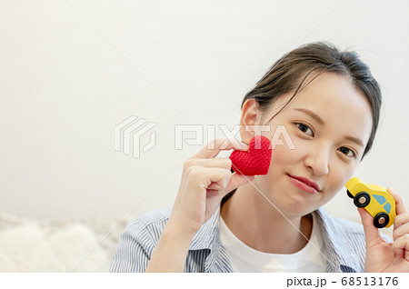 交通安全を訴える若い女性 68513176