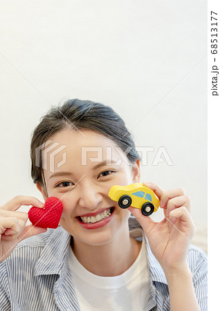 交通安全を訴える若い女性 68513177