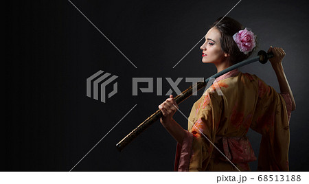 Beautiful girl in kimono with japanese sword Beautiful girl in kimono with japanese sword 68513188