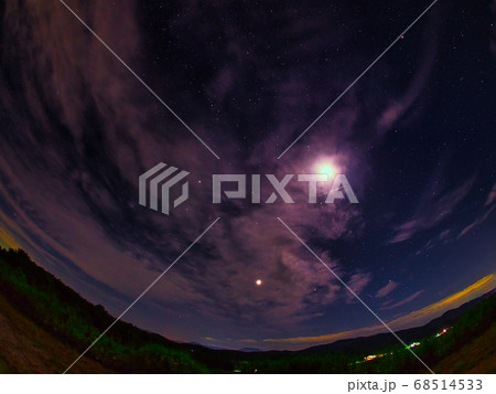 月の下にペルセウス座流星群が走る 68514533