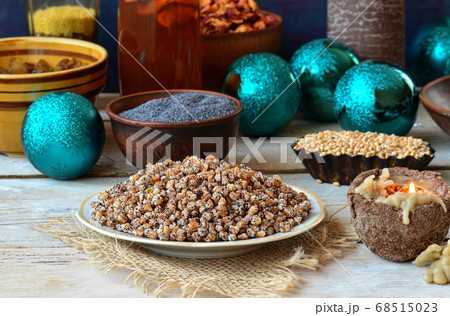 Wheat porridge with walnuts raisin Wheat porridge with walnuts raisin 68515023