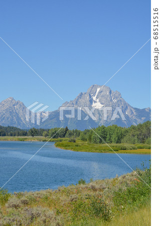 Beautiful Jackson Lake below the Teton Mountains in the Grand Teton National Park, Wyoming 68515516