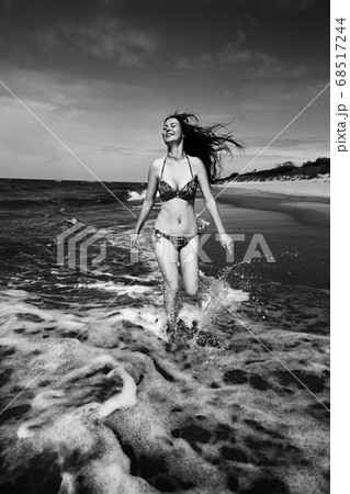 woman at sea 68517244