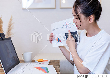 自宅でリモートワークをする女性 68518484