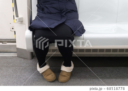 深夜の電車車内　一人の乗客 68518778