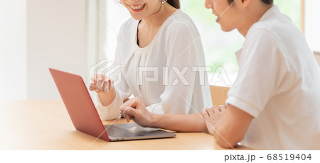 パソコンを使うカップル 68519404