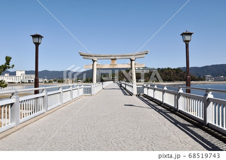 蒲郡の鳥居のある竹島橋 68519743