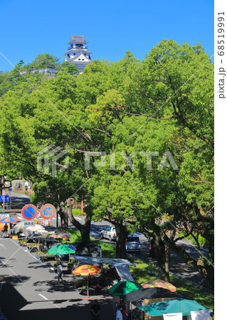 【高知県】日曜市と高知城天守閣 68519991