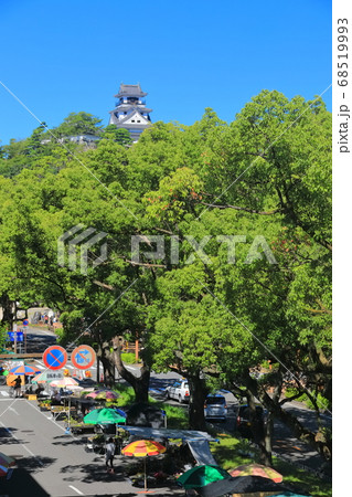 【高知県】日曜市と高知城天守閣 68519993