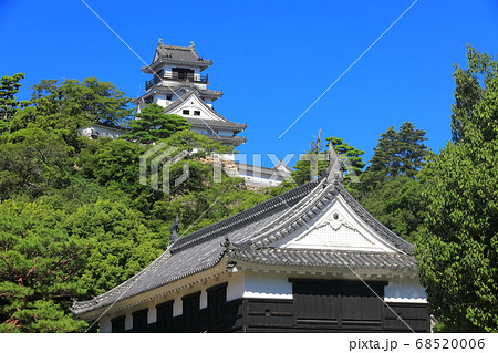 【高知県】快晴下の高知城天守閣と追手門 68520006