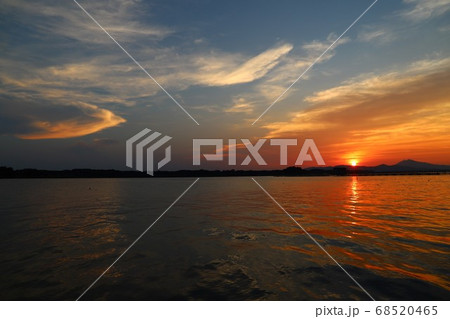 筑波山の夕焼け、真夏の霞ヶ浦湖畔で 68520465