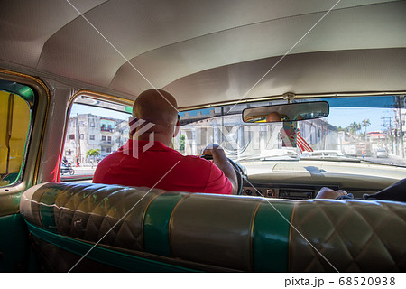 キューバ　ハバナ市内を走るタクシードライバー 68520938