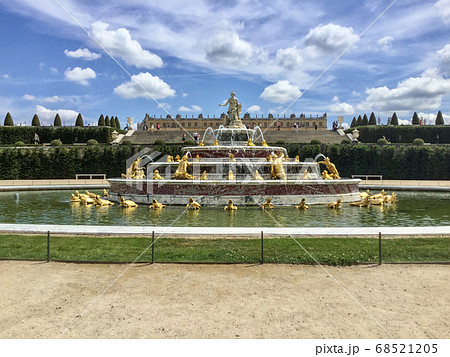 ベルサイユ宮殿 庭園の噴水の写真素材