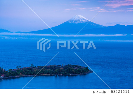 (静岡県)大瀬崎(おせざき)から海越しの富士山 (静岡県)大瀬崎(おせざき)から海越しの富士山 68521511