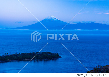 （静岡県）大瀬崎（おせざき）から海越しの富士山 68521513