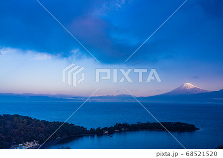 (静岡県)大瀬崎(おせざき)から海越しの富士山 (静岡県)大瀬崎(おせざき)から海越しの富士山 68521520