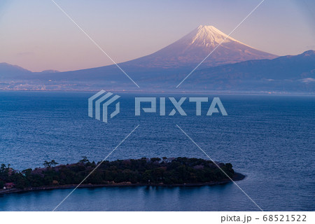 (静岡県)大瀬崎(おせざき)から海越しの富士山 (静岡県)大瀬崎(おせざき)から海越しの富士山 68521522