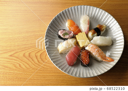 丸い平皿に盛られた鮪、帆立、サーモン、いくら、海老、鯛、イカ、穴子、ネギトロ巻きの握り寿司(俯瞰) 丸い平皿に盛られた鮪、帆立、サーモン、いくら、海老、鯛、イカ、穴子、ネギトロ巻きの握り寿司(俯瞰) 68522310