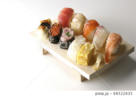 寿司下駄に盛られた鮪、帆立、サーモン、いくら、海老、鯛、イカ、穴子、ネギトロ巻きの握り寿司(白背景) 68522635