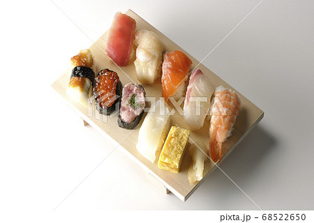 寿司下駄に盛られた鮪、帆立、サーモン、いくら、海老、鯛、イカ、穴子、ネギトロ巻きの握り寿司(白背景) 68522650