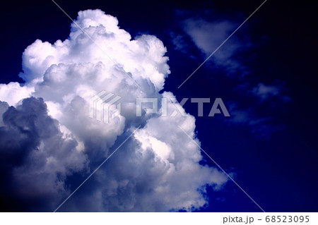 真夏の昼の入道雲－コントラスト強調 68523095