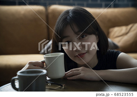 ティータイムを過ごす女性 68523555
